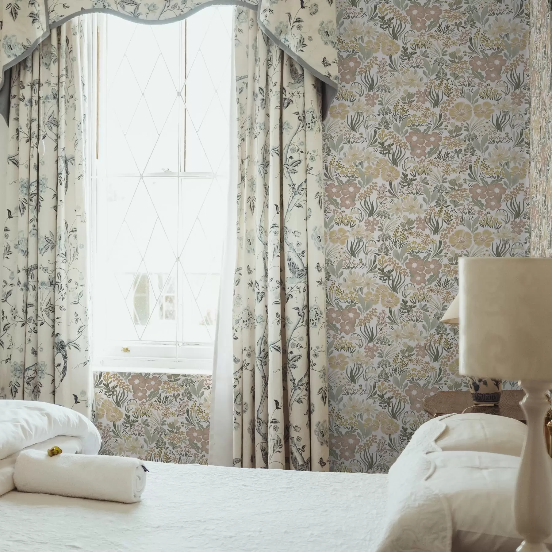 wall murals Watercolour wildflowers on a cream background a00154