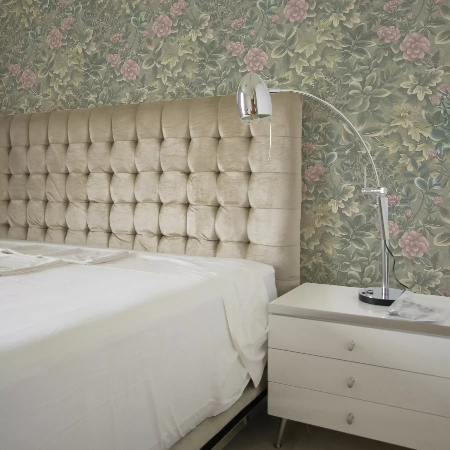 wall murals Pink flowers and leaves on a pastel green background a00306