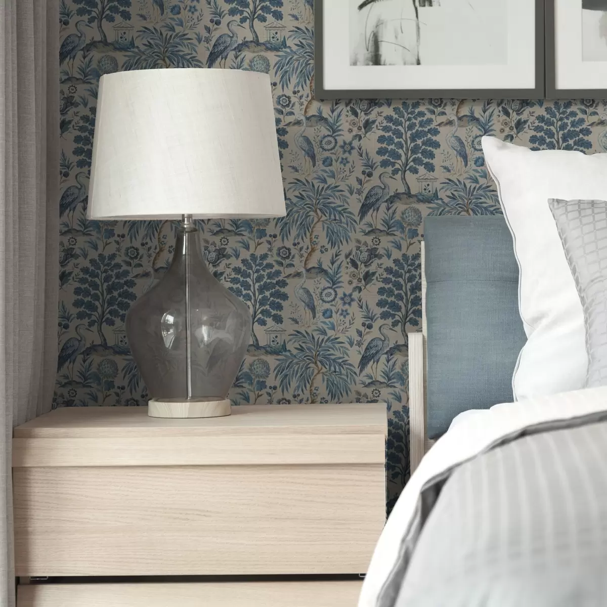 Wallpaper Toile de Jouy style with blue birds and tropical trees a00382