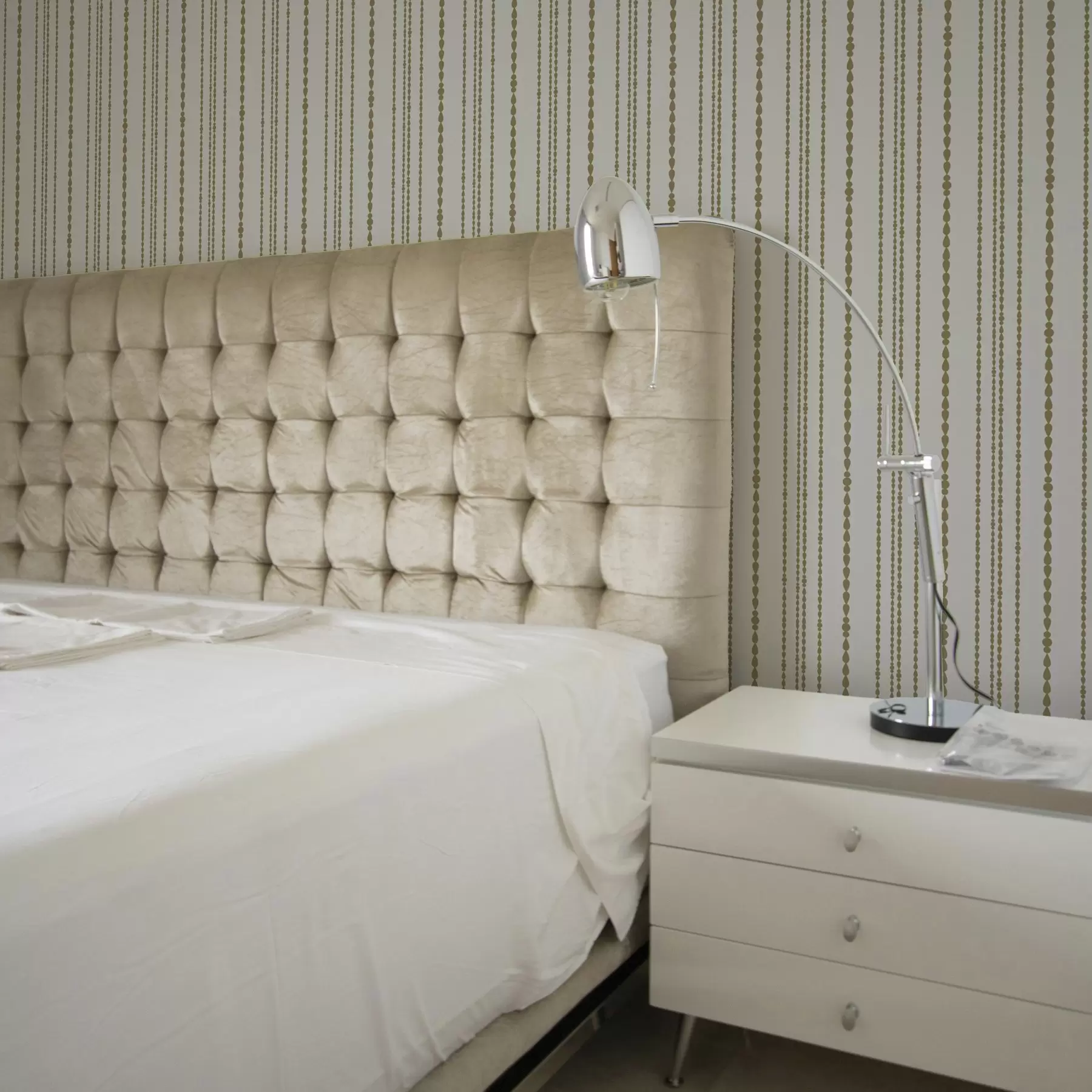 wall murals Minimalist pattern in the form of yellow drops in a vertical strip a00448