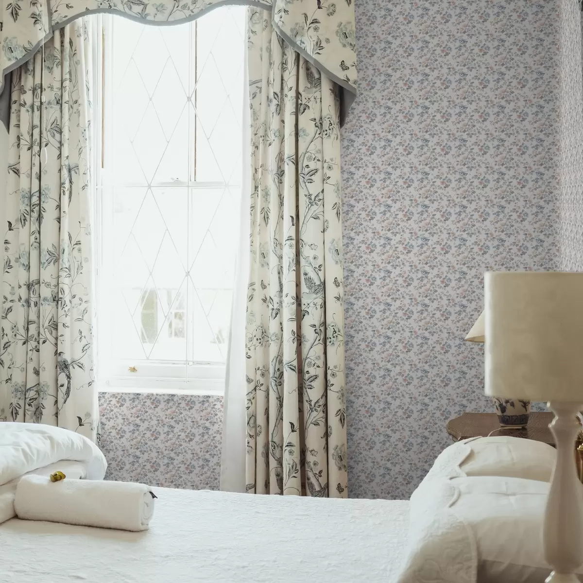 Wallpaper Small floral ornament in blue and coral tones a00347