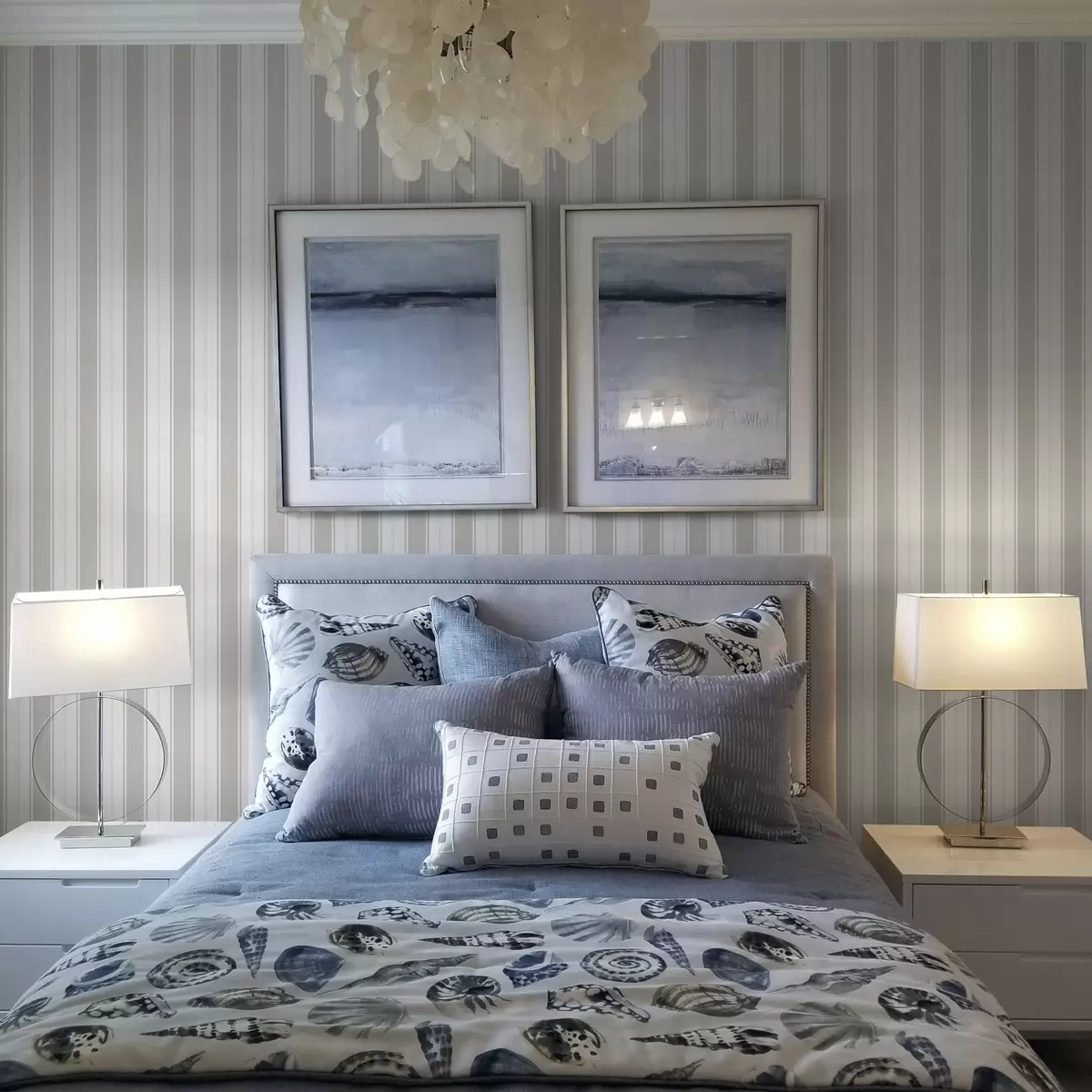 Wallpaper Classic vertical stripes in light gray shades a00517v1