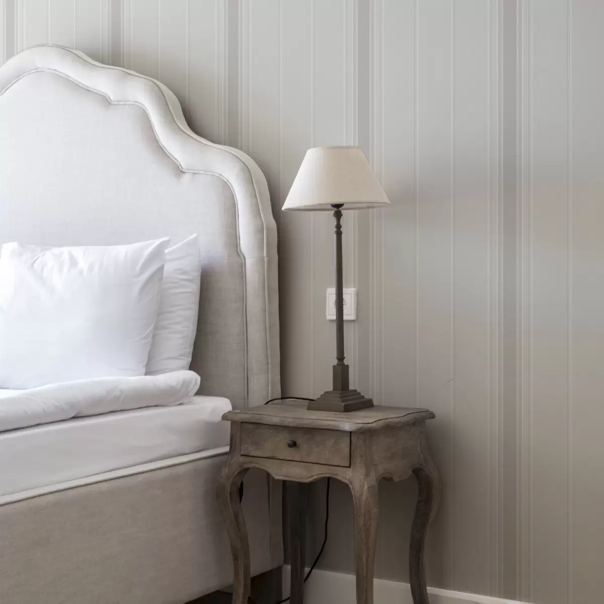 Wallpaper Light beige-toned stripes with wide accents a00518