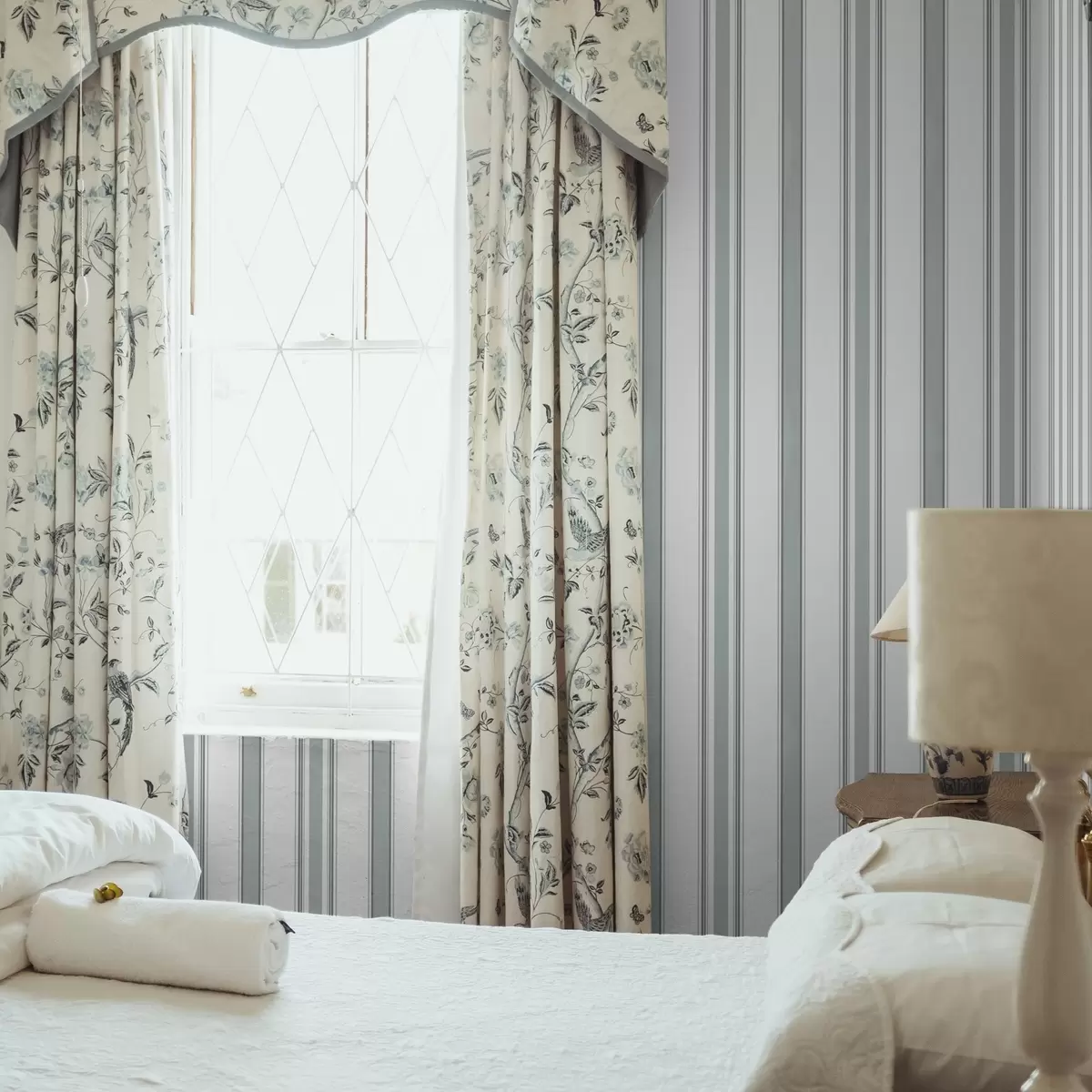 Wallpaper Double pattern with gray-blue stripes a00554