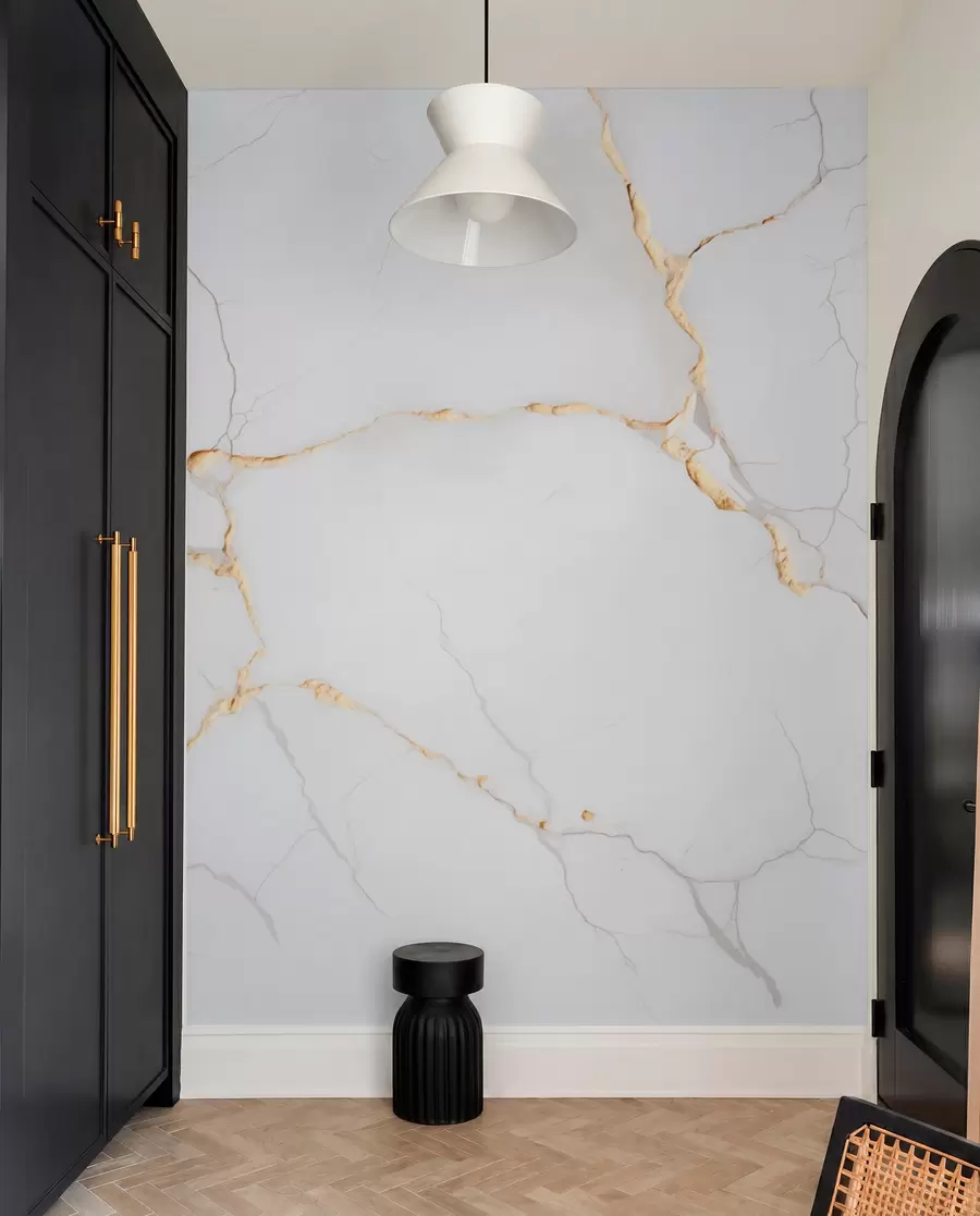 wall murals Imitation of marble with fine cracks and yellow veins w09390