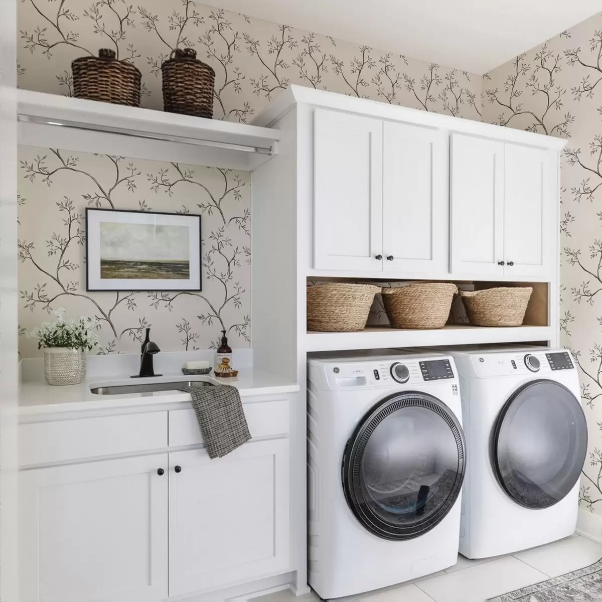 Wallpaper Delicate leafy branches on a warm cream background a00597v1