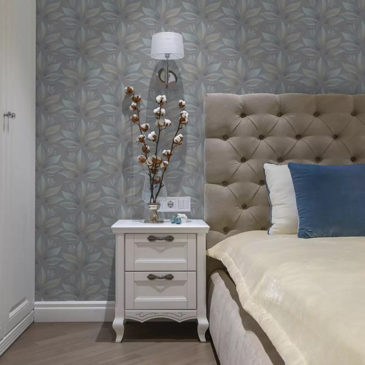 Wallpaper Large stylized leaves in a blue-sand palette on gray a00601