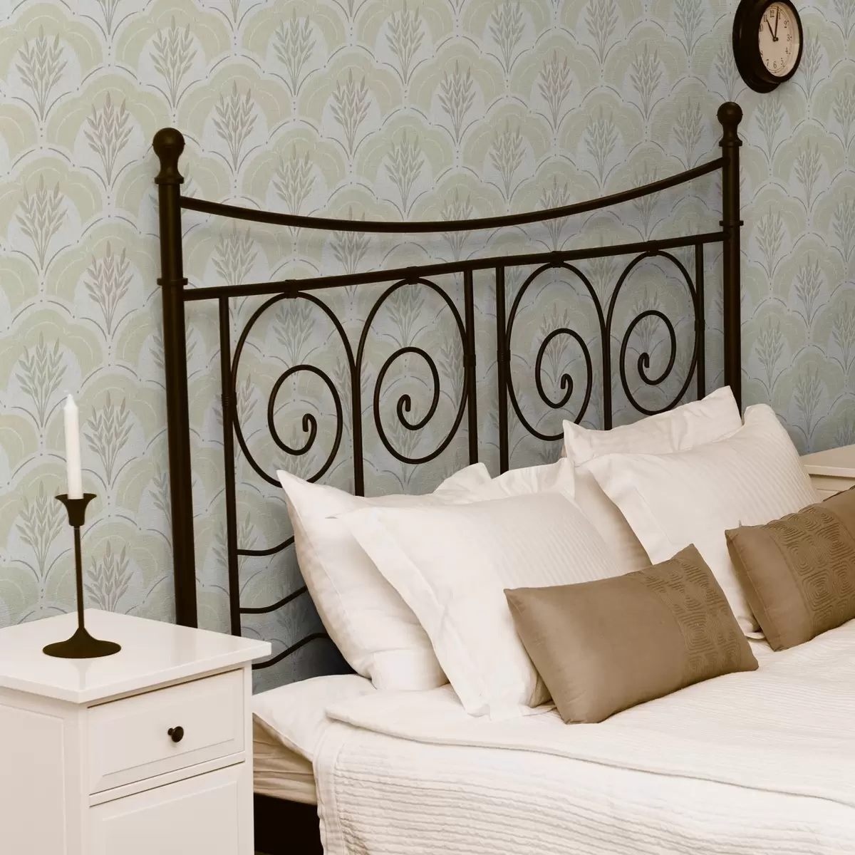 Wallpaper Wheat within arches, soft cream-yellow watercolor ground a00607