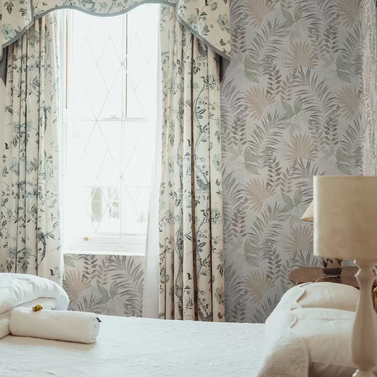 Wallpaper Pastel tropical leaves on a light background, subtle texture a00725