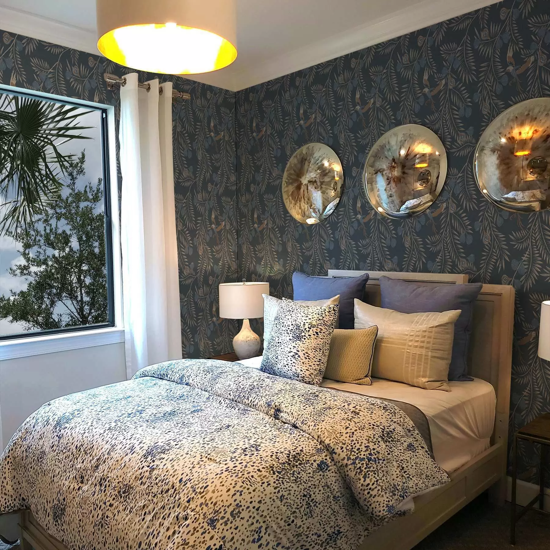 wall murals Bird among blue fruits and palm leaves, indigo a00726