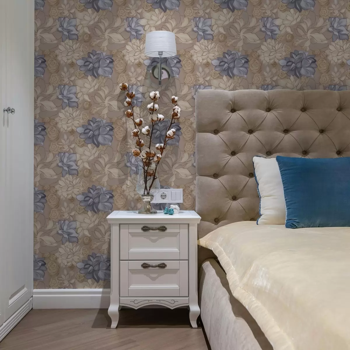 Wallpaper Cream and blue flowers on a warm beige background a00634v1