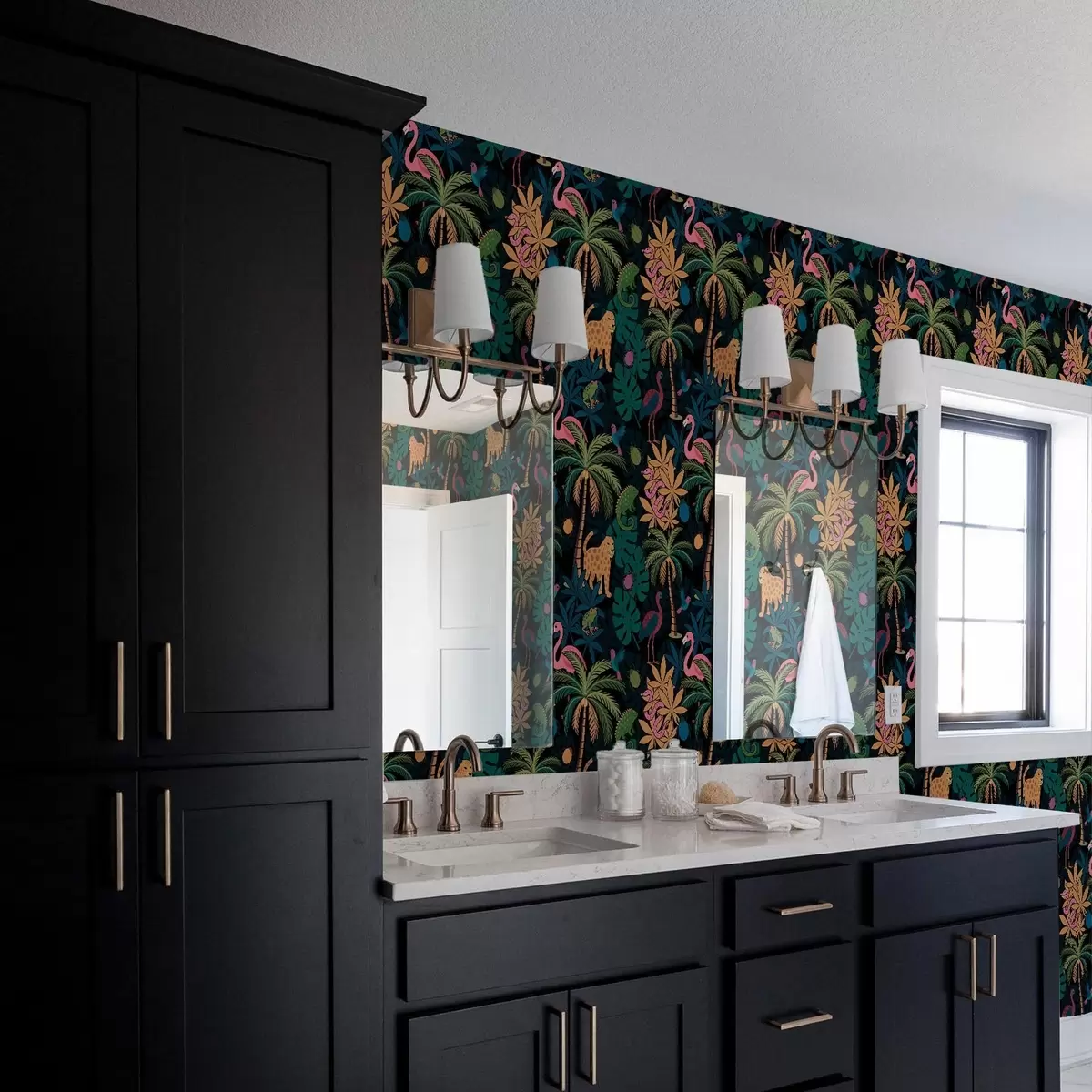 Wallpaper Bright tropical animals among foliage on a dark background a00701