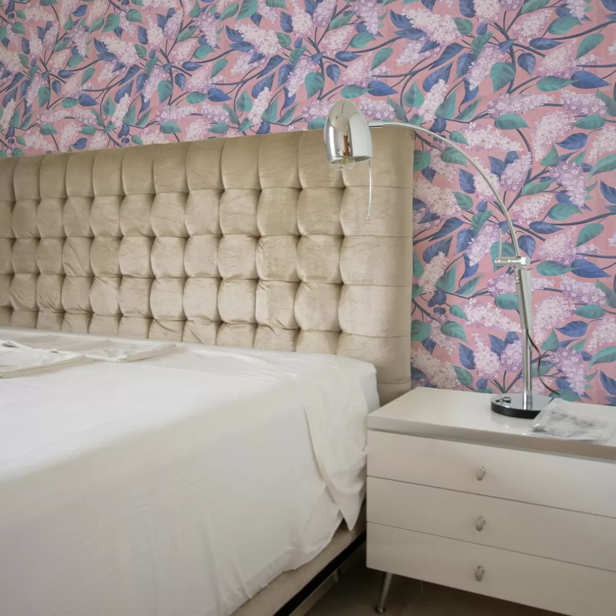 Wallpaper Delicate lilac flowers on a pink background, spring mood a00797