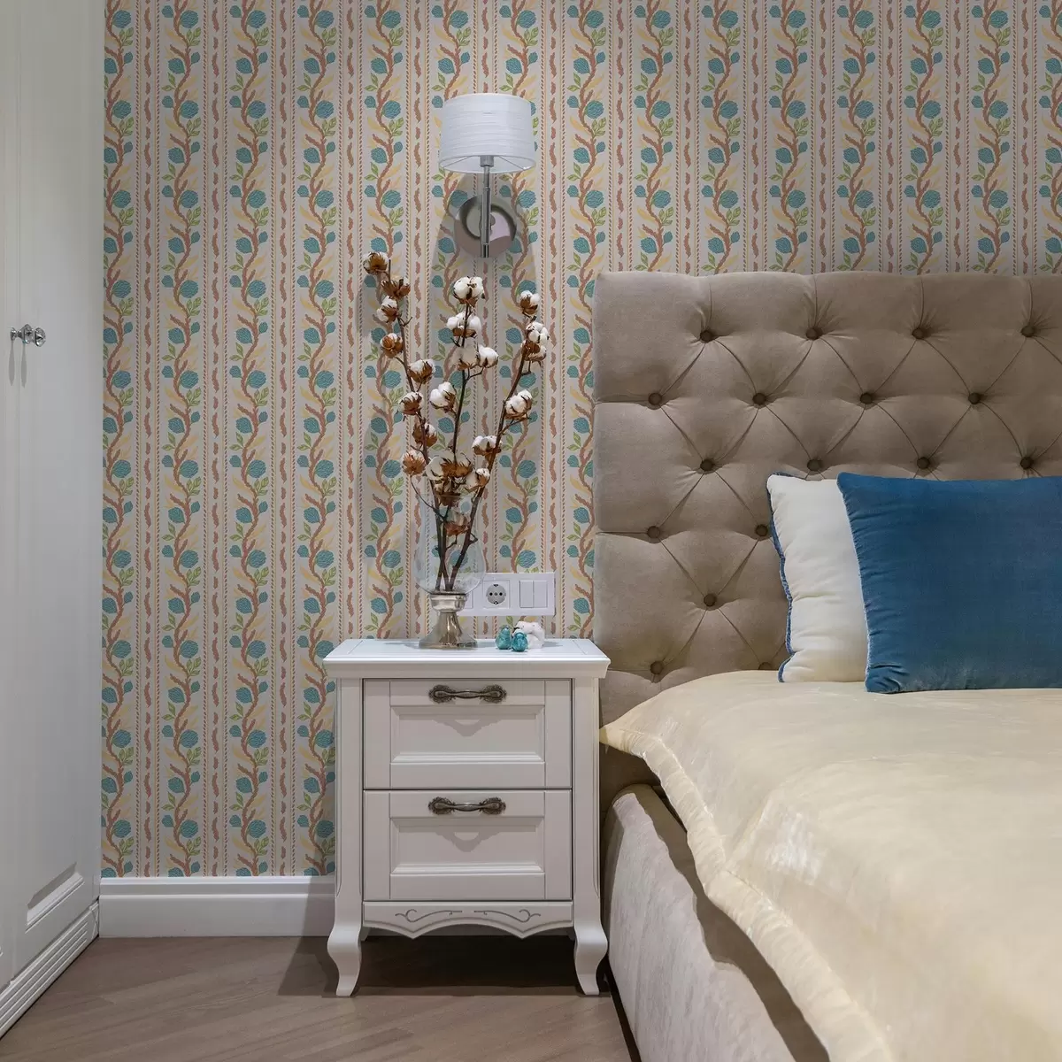 Wallpaper Vertical bouquet stripes with blue flowers on a warm ground a00816v3