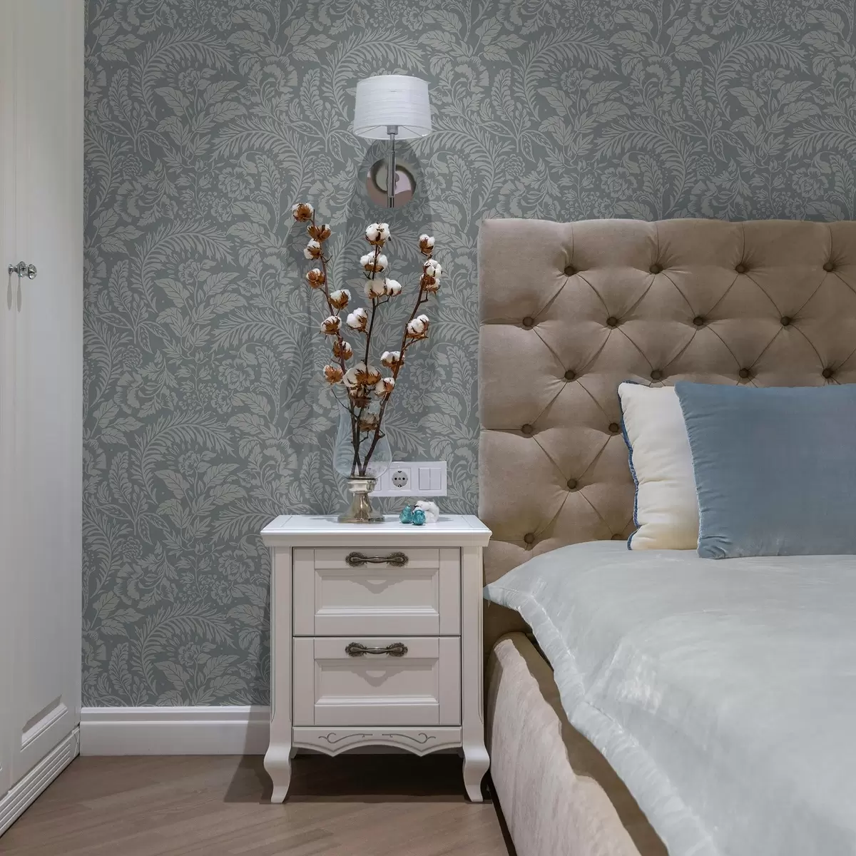 Wallpaper Monochrome floral pattern on gray-blue background a00859