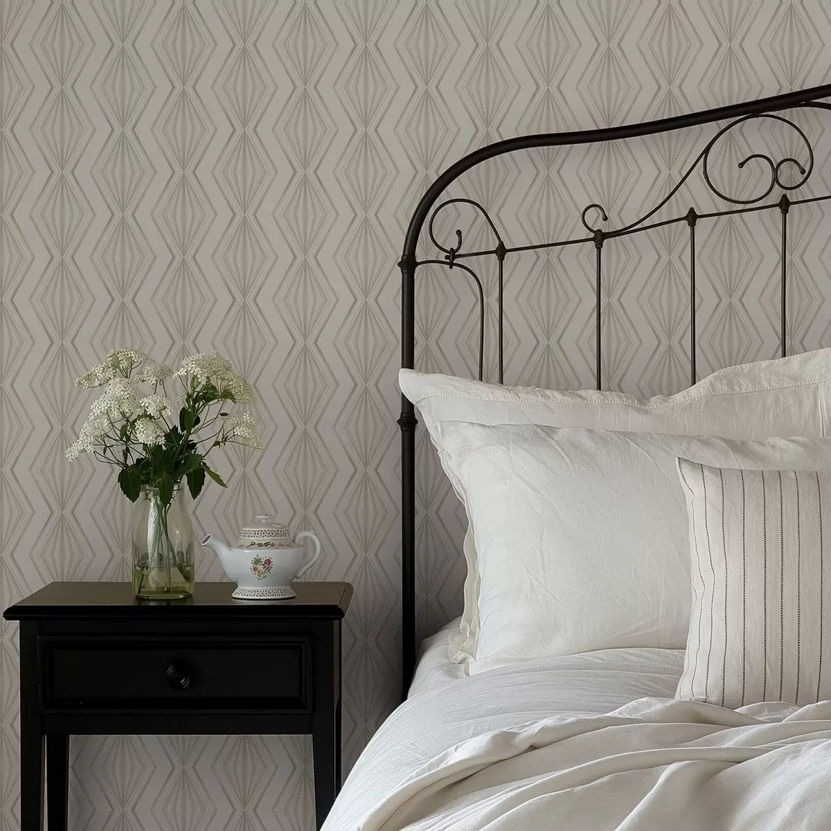 Wallpaper Light diamond ornament in calm beige tones a00925v2