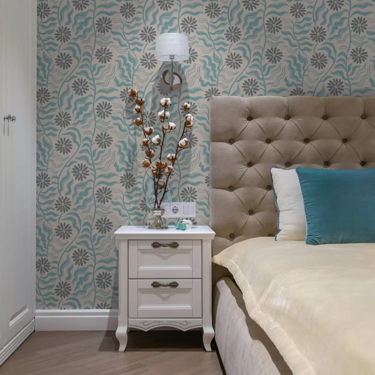 Wallpaper Abstract flowers and wavy leaves in soft blue tones a00998v1